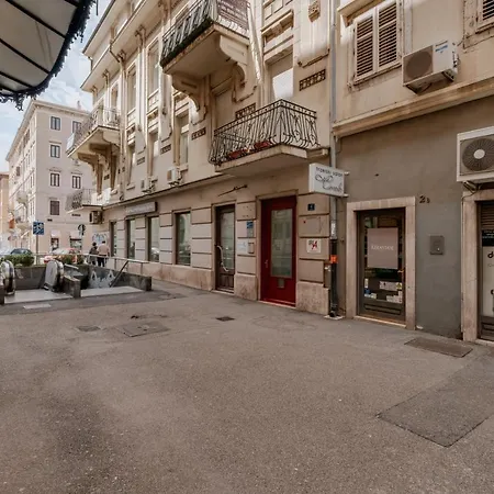 Black & White 公寓 *